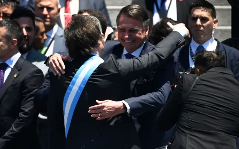 Quentíssima: Veja a carta onde Bolsonaro pede asílo político a Milei, na Argentina