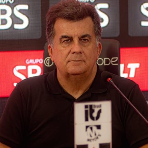 Vitória pode ser rebaixado caso não regularize dívida com clube europeu após transfer ban da FIFA; entenda o cenário