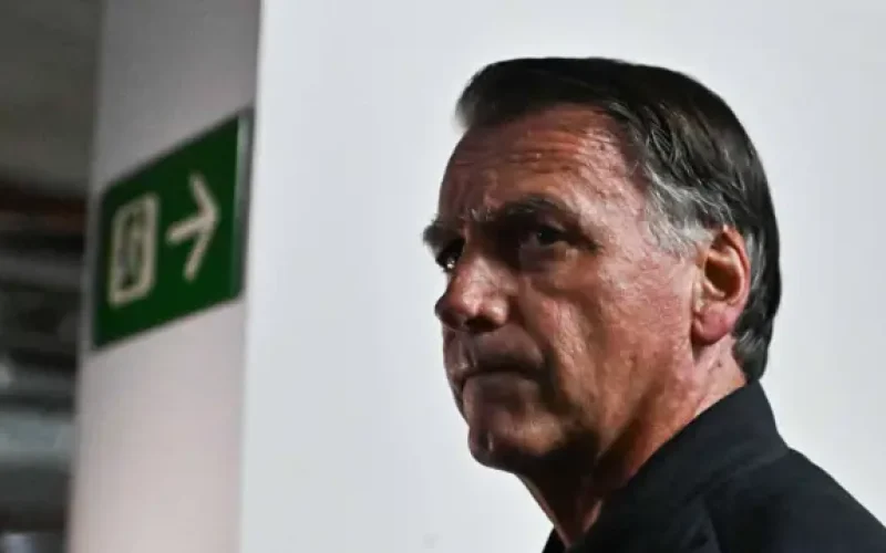 Moraes decreta prisão domiciliar de Jair Bolsonaro por descumprir medidas