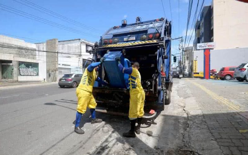 Trabalhadores da limpeza urbana anunciam greve em Salvador por tempo indeterminado