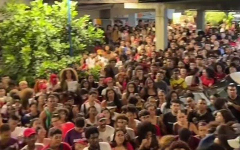 Assista: Estudantes fazem manifestação em apoio a Lula em Salvador após primeiro turno
