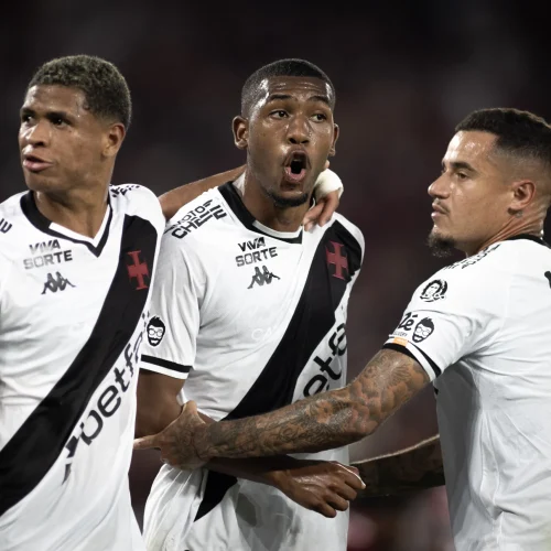 Vasco vence o Vitória em jogo eletrizante por 4 a 3 em São Januário