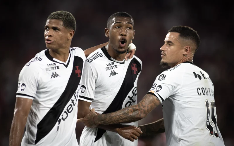 Vasco vence o Vitória em jogo eletrizante por 4 a 3 em São Januário