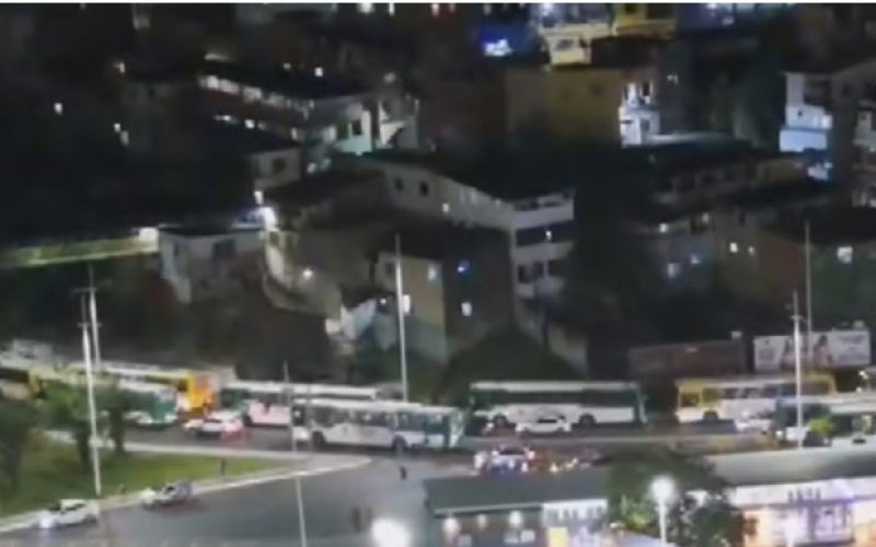 Rodoviários fecham acesso à estação de ônibus em Salvador após denúncia de agressão