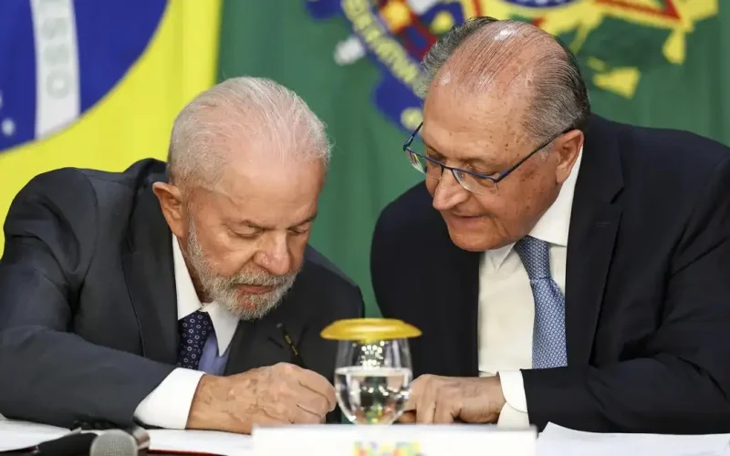 Lula denuncia falta de diálogo dos EUA e reage ao tarifaço de Trump: “Nem Alckmin foi recebido”