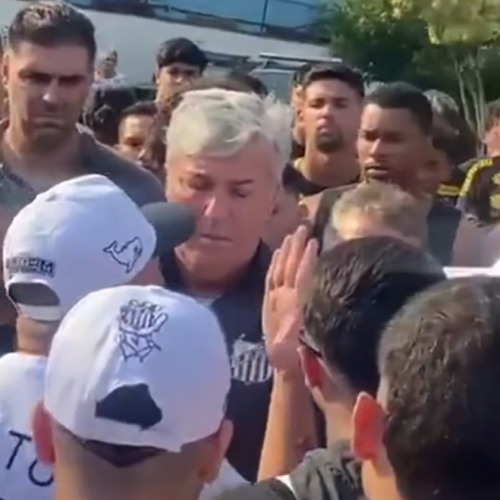 Assista: Torcida Organizada invade CT Rei Pelé e ameaça elenco após goleada histórica