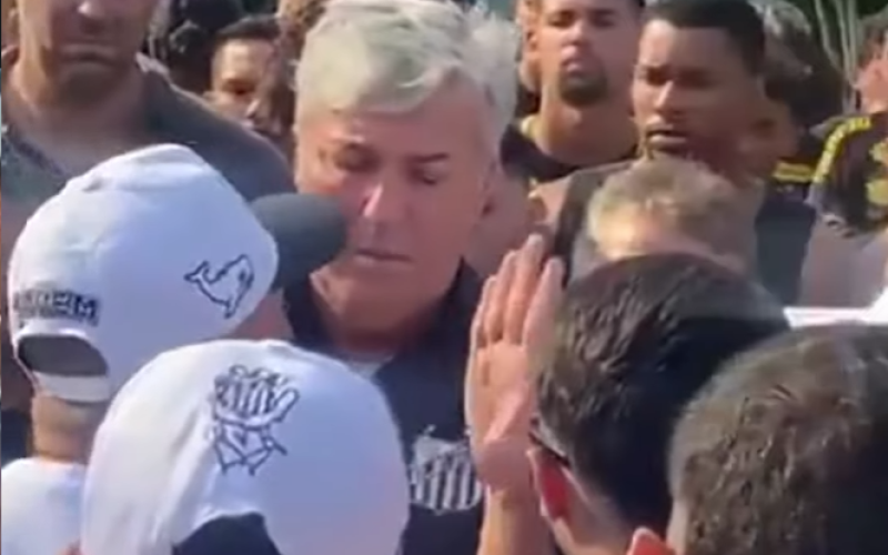 Assista: Torcida Organizada invade CT Rei Pelé e ameaça elenco após goleada histórica