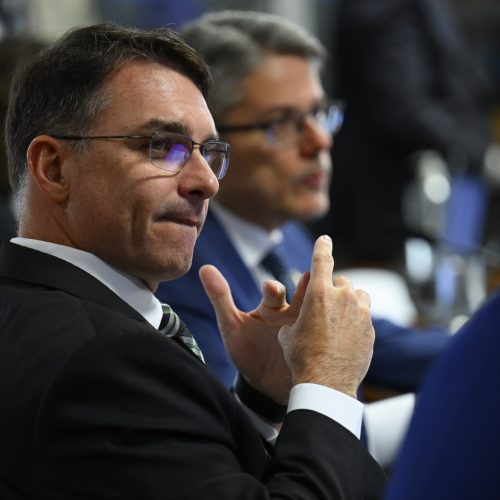 Comissão de Constituição, Justiça e Cidadania (CCJ) realiza reunião para analisar o PL 4.809/2024, que endurece a resposta penal a crimes violentos. Também estão em pauta o PL 116/2020, que caracteriza a violência eletrônica como forma de violência contra a mulher; o PL 680/2024, sobre transporte público individual, em turno suplementar; e o PLS 528/2015, que prevê panfletos em Braille nas campanhas eleitorais. Bancada:senador Flávio Bolsonaro (PL-RJ); senador Alessandro Vieira (MDB-SE).Foto: Andressa Anholete/Agência Senado