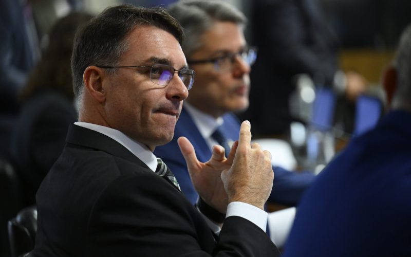 Comissão de Constituição, Justiça e Cidadania (CCJ) realiza reunião para analisar o PL 4.809/2024, que endurece a resposta penal a crimes violentos. Também estão em pauta o PL 116/2020, que caracteriza a violência eletrônica como forma de violência contra a mulher; o PL 680/2024, sobre transporte público individual, em turno suplementar; e o PLS 528/2015, que prevê panfletos em Braille nas campanhas eleitorais. Bancada:senador Flávio Bolsonaro (PL-RJ); senador Alessandro Vieira (MDB-SE).Foto: Andressa Anholete/Agência Senado