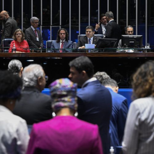 Plenário do Senado Federal durante sessão deliberativa ordinária. Ordem do dia. Na pauta, quinta e última sessão de discussão e votação, em primeiro turno, da proposta de emenda à Constituição  que acaba com a escala 6x1 - seis dias de trabalho e um de repouso ( PEC 221/2019). O texto reduz a jornada laboral de 44 para 40 horas semanais, que podem ser cumpridas em cinco dias de oito horas diárias com repouso semanal remunerado de dois dias. A proposta estabelece dois dias de repouso, um deles preferencialmente aos domingos, sem redução salarial. Mesa: líder do governo no Senado Federal, senadora Teresa Leitão (PT-PE);senador Veneziano Vital do Rêgo (MDB-PB);presidente do Senado Federal, senador Davi Alcolumbre (União-AP); secretário-geral da Mesa do Senado Federal, Danilo Augusto Barboza de Aguiar;senador Izalci Lucas (PL-DF).Foto: Carlos Moura/Agência Senado