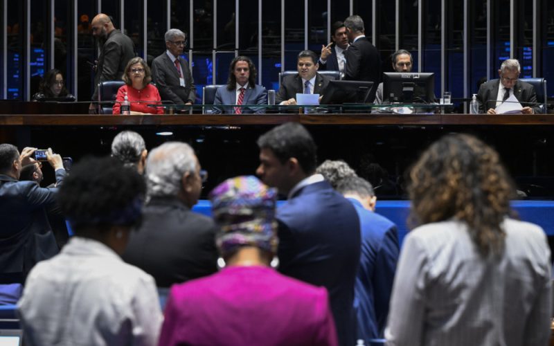 Plenário do Senado Federal durante sessão deliberativa ordinária. Ordem do dia. Na pauta, quinta e última sessão de discussão e votação, em primeiro turno, da proposta de emenda à Constituição  que acaba com a escala 6x1 - seis dias de trabalho e um de repouso ( PEC 221/2019). O texto reduz a jornada laboral de 44 para 40 horas semanais, que podem ser cumpridas em cinco dias de oito horas diárias com repouso semanal remunerado de dois dias. A proposta estabelece dois dias de repouso, um deles preferencialmente aos domingos, sem redução salarial. Mesa: líder do governo no Senado Federal, senadora Teresa Leitão (PT-PE);senador Veneziano Vital do Rêgo (MDB-PB);presidente do Senado Federal, senador Davi Alcolumbre (União-AP); secretário-geral da Mesa do Senado Federal, Danilo Augusto Barboza de Aguiar;senador Izalci Lucas (PL-DF).Foto: Carlos Moura/Agência Senado