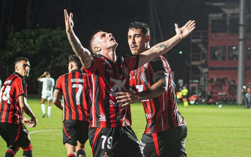 Vitória supera expulsão e vence o Vasco de virada no Barradão