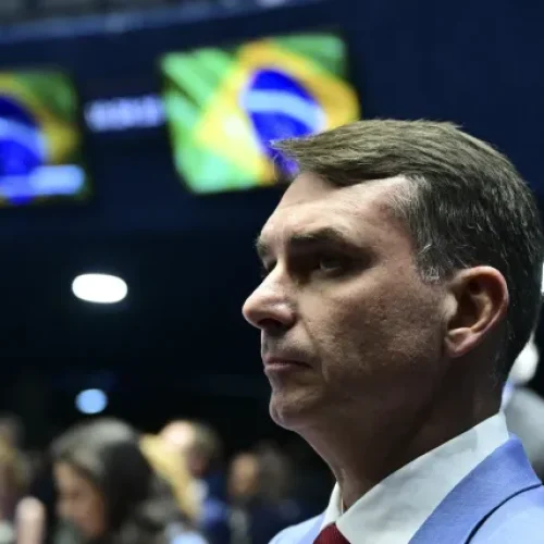 Após desistência de Flávio Bolsonaro, Globo cancela debate televisivo