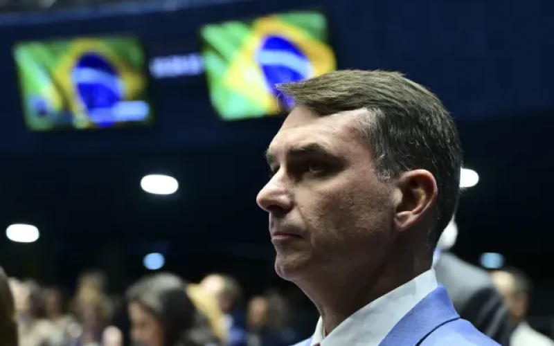 Após desistência de Flávio Bolsonaro, Globo cancela debate televisivo