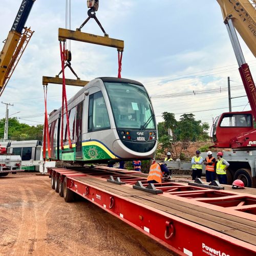 Trens do VLT de Salvador e RMS começam a ser transportados para procedimentos na fábrica em SP