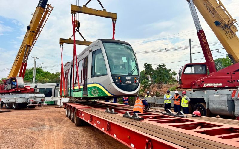 Trens do VLT de Salvador e RMS começam a ser transportados para procedimentos na fábrica em SP