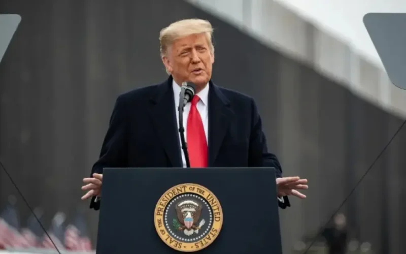 Trump reaparece em campo de golfe com a neta Kai e põe fim a rumores de morte