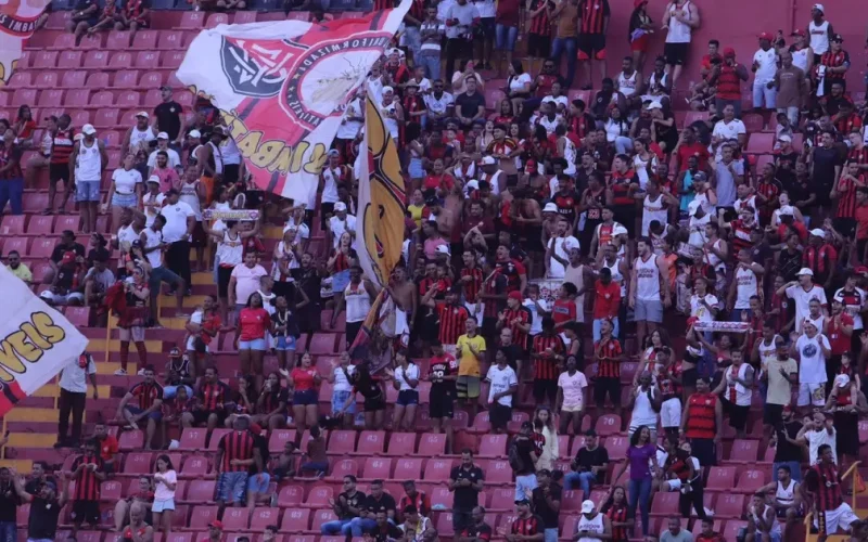 Com treino aberto à torcida, Vitória encerra preparação e define relacionados para o Ba-Vi