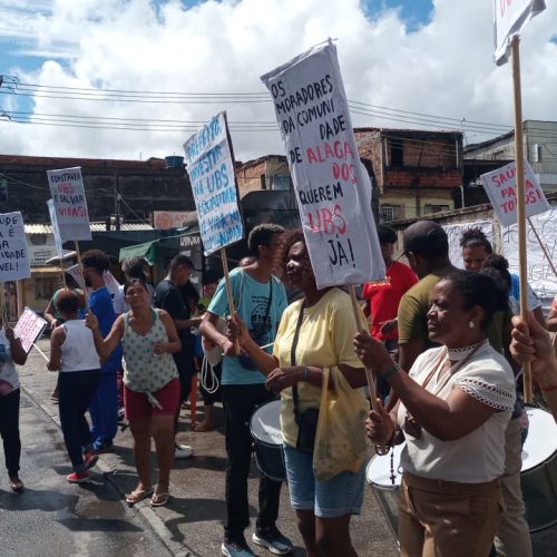 Lideranças comunitárias e conselheiros de saúde fizeram uma manifestação cobrando a UBS do Uruguai(em Salvador)