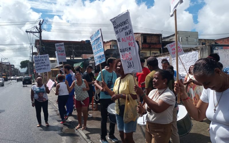 Lideranças comunitárias e conselheiros de saúde fizeram uma manifestação cobrando a UBS do Uruguai(em Salvador)