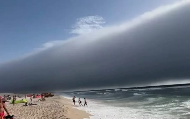 Veja a Tsunami de nuvens que assustou as praias em Portugal neste domingo