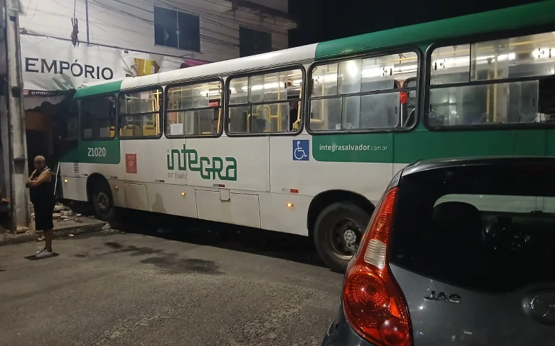 Grave acidente de ônibus deixa feridos na Boca da Mata, em Salvador, nesta quinta (04)
