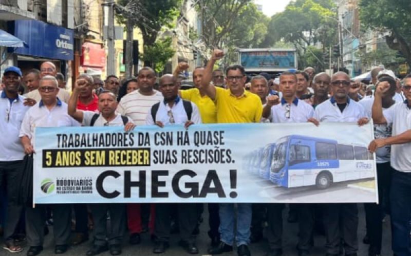 Trabalhadores realizam passeata em Salvador cobrando ao prefeito Bruno Reis o pagamento das rescisões