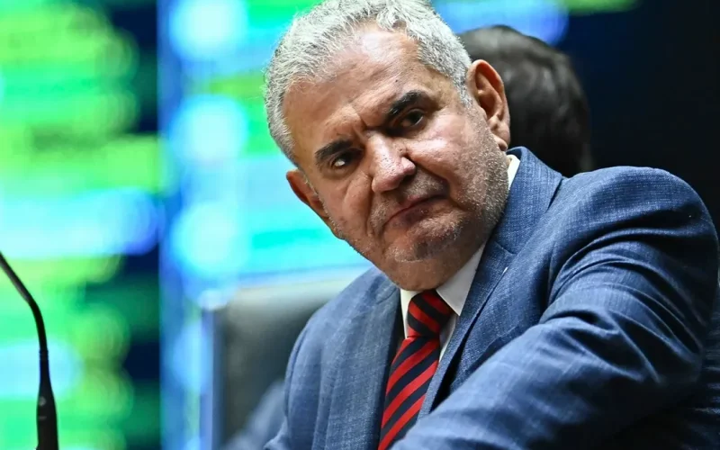 Oposição mira Angelo Coronel para 2026; senador resiste