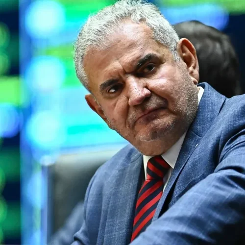 Oposição mira Angelo Coronel para 2026; senador resiste