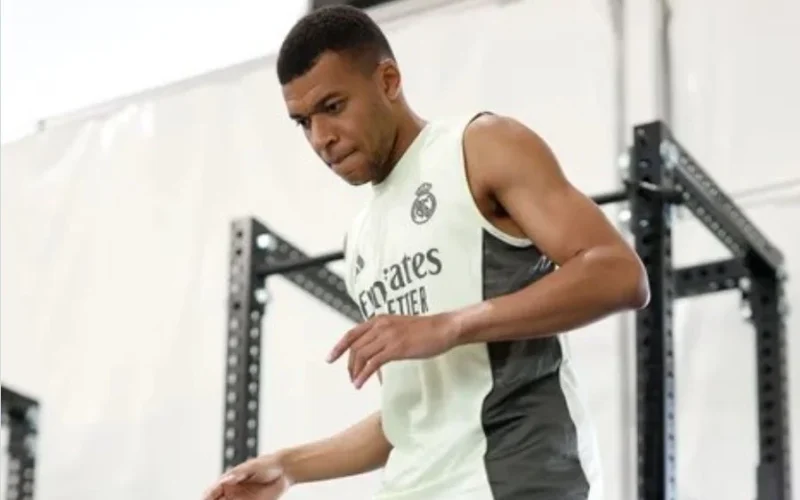 Mbappé retorna aos treinos, mas mudanças físicas chamam atenção, confira