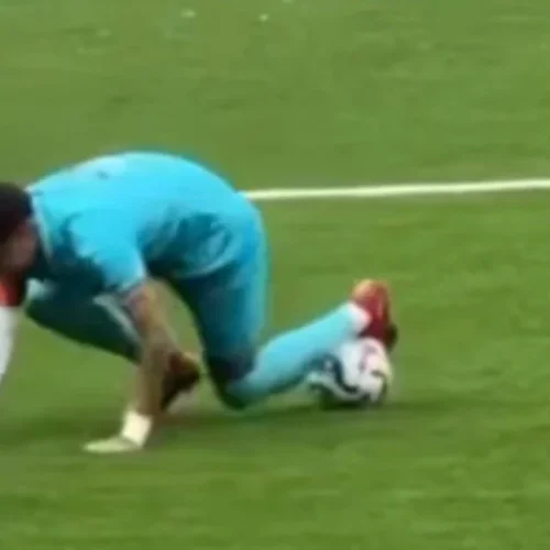Vídeo- Neymar detona gramado sintético após jogo contra o Atlético-MG: ‘Comprovado, é uma m***’