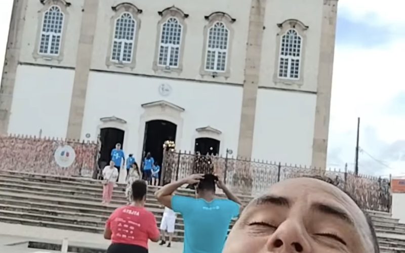 Assista o rodoviário e torcedor do Vitória que pagou a promessa da permanência do clube na série A