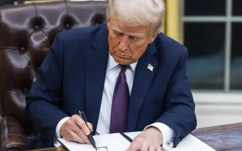 Trump assina tarifaço de 50% contra o Brasil, mas deixou quase 700 itens de fora
