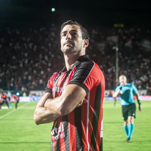 Titular do Vitória confirma saída: “É uma decisão de vida”