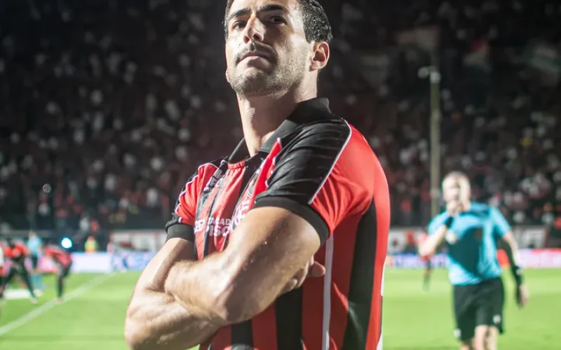 Titular do Vitória confirma saída: “É uma decisão de vida”