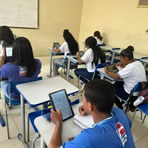 Governo da Bahia remaneja R$ 243 milhões do Bolsa Presença para bancar obras e abono de professores