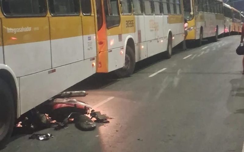 Acidente entre ônibus e moto provoca congestionamento na av. Suburbana