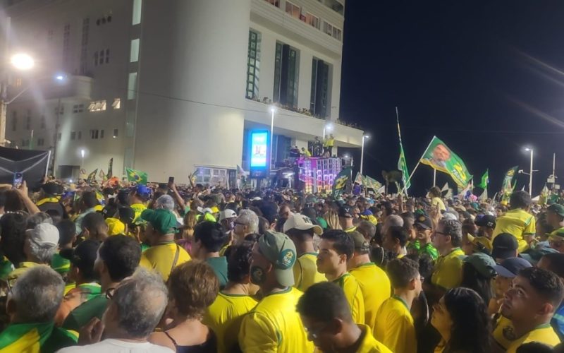 Após reviravolta na Justiça, Flávio Bolsonaro recebe título de cidadão soteropolitano