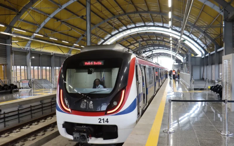 Homem é preso após esfaquear duas pessoas em estação de metrô de Salvador