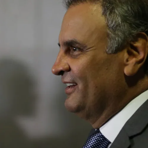 Após desgaste de Flávio, PSDB avalia lançar Aécio Neves à Presidência