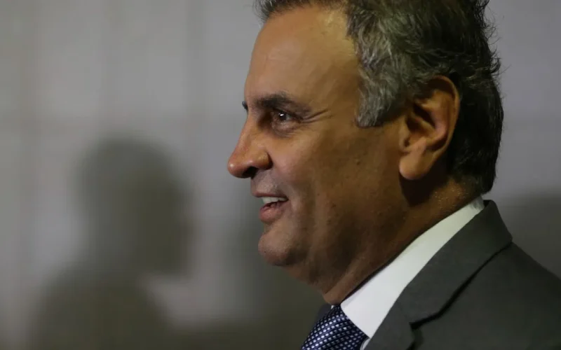 Após desgaste de Flávio, PSDB avalia lançar Aécio Neves à Presidência