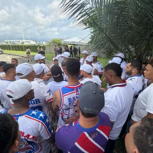 Integrantes da Bamor protestam no CT do Bahia