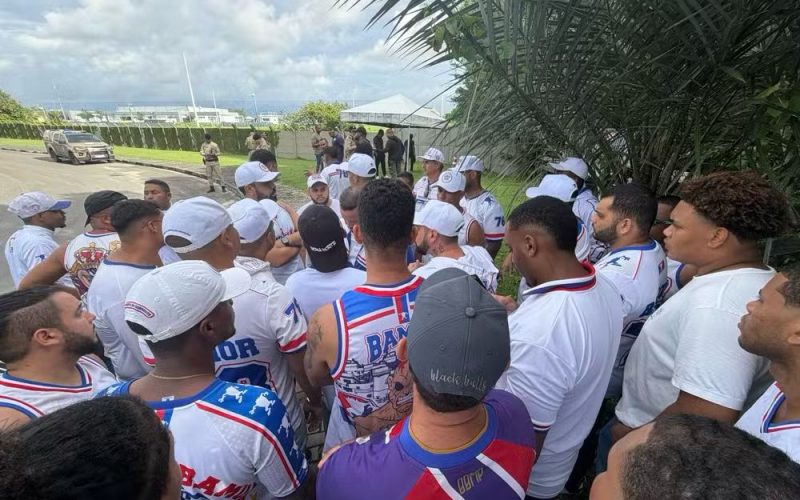 Integrantes da Bamor protestam no CT do Bahia