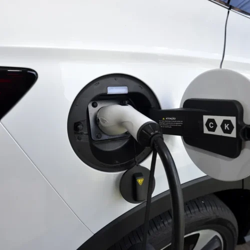 Bahia pode liberar recarga de carros elétricos em condomínios em breve