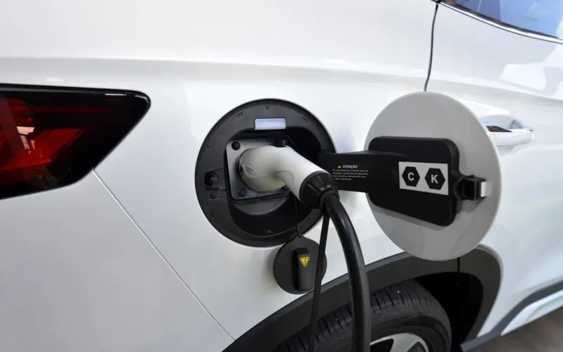 Bahia pode liberar recarga de carros elétricos em condomínios em breve