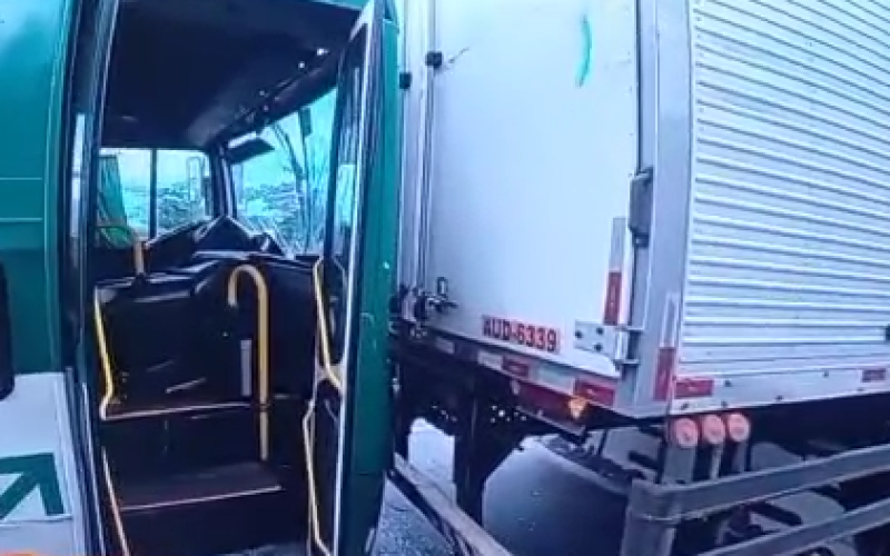 Acidente entre ônibus e Caminhão em Pirajá, Veja