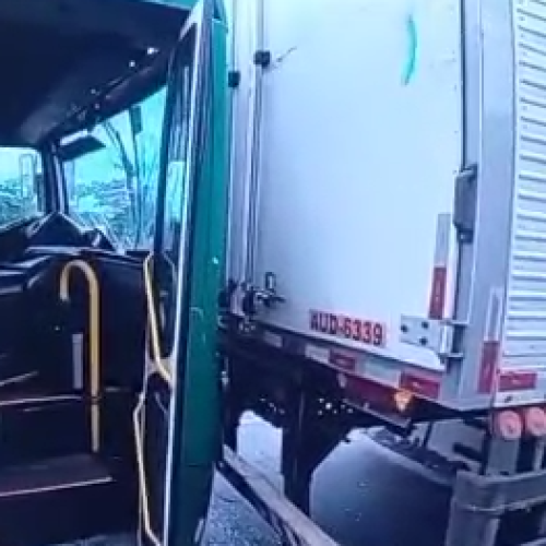 Acidente entre ônibus e Caminhão em Pirajá, Veja