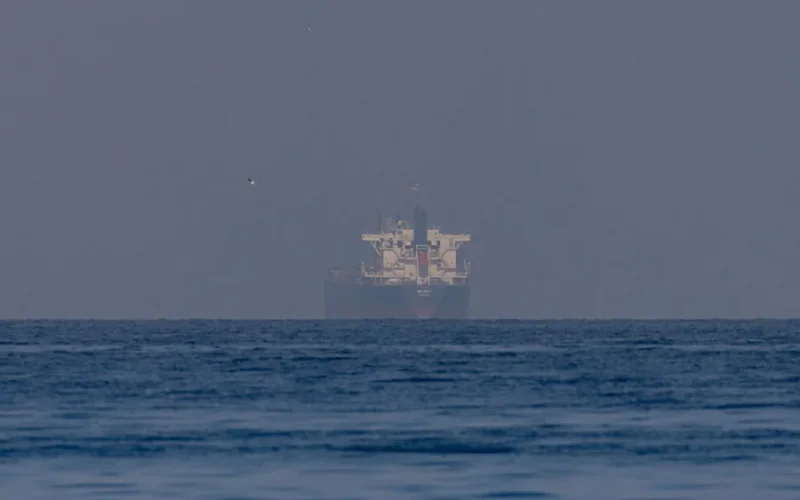 Irã diz ter atacado navio americano com 2 mísseis em Ormuz; EUA nega
