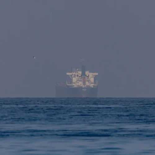 Irã diz ter atacado navio americano com 2 mísseis em Ormuz; EUA nega
