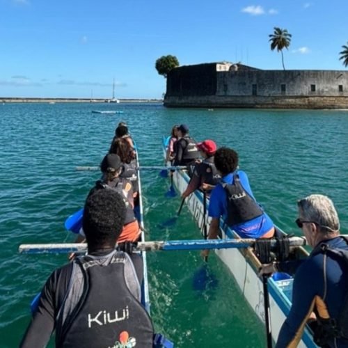 Canoagem havaiana cresce entre baianos com a chegada do verão